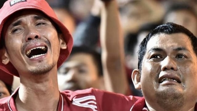 Suporter PSM Makassar menangis setelah tim kesayangannya gagal menang atas Bhayangkara FC. (Foto: Instagram/@gallery.supporter.indonesia)