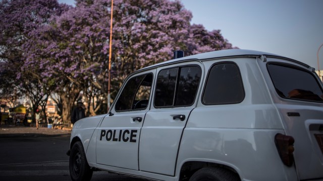 Mobil Renault 4L yang direstorasi menjadi mobil polisi di Antananarivo, Madagaskar. (Foto: AFP/MARCO LONGARI)