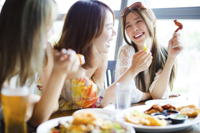 com-Makan bareng teman di restoran (Foto: Shutterstock)