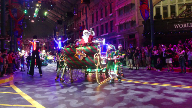 Parade Santa's Snowy Sleigh Ride di Universal Studio Singapore. (Foto: Andari Novianti/kumparan)
