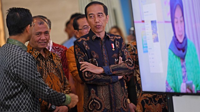 Jokowi berbincang dengan Ketua KPK Agus Rahardjo dan Wakil Ketua KPK Laode M Syarif di Hari Anti-Korupsi Dunia 2018. Foto: ANTARA/Wahyu Putro