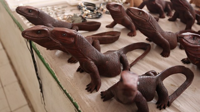 Souvenir berupa patung komodo di Pulau Komodo (Foto: Helinsa Rasputri/kumparan)