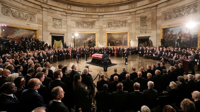 Saat peti jenazah Mantan Amerika Serikat Presiden George H.W. Bush berada di Rotunda Capitol Rotunda, Washington. (Foto: REUTERS/Jonathan Ernst)