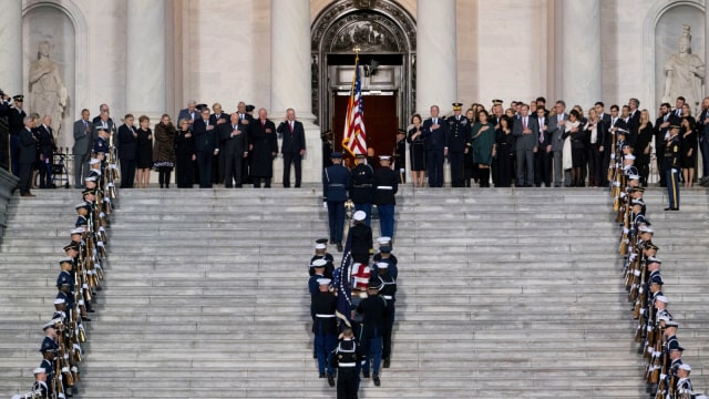 Saat peti jenazah Mantan Presiden Amerika Serikat, George Herbert Walker Bush, dibawa masuk ke Rotunda Capitol, Washington. (Foto: Pool via REUTERS/Doug Mills)