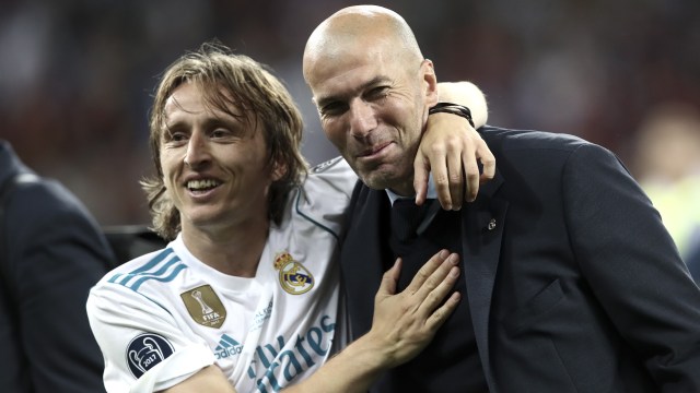 Modric dan Zidane di akhir final Liga Champions 2017/18. (Foto: Isabella BONOTTO / Update Images Press / AFP)