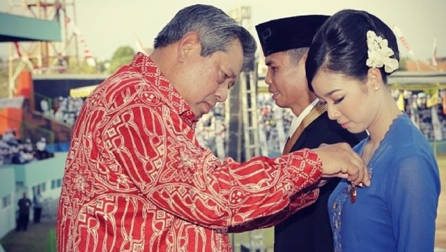 Lindswell Kwok menerima penghargaan dari Presiden SBY (Foto: dok.lindswell_k)