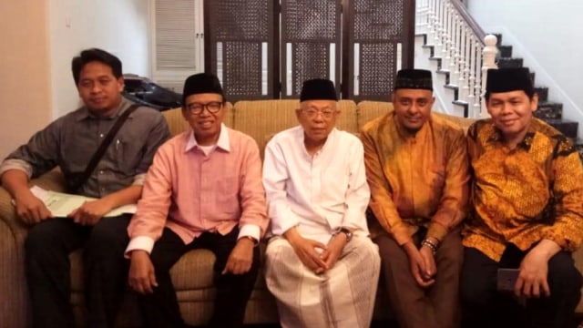 Wasekjen MUI Amirsyah Tambunan (kiri), Yusuf Martak (kedua dari kiri), dan Bendahara MUI Pusat Iing Solohin menjenguk Ma'ruf Amin.  (Foto: Dok. Istimewa)