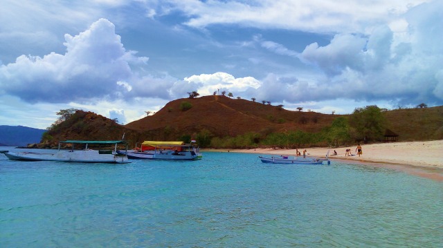 Panorama Pink Beach yang menawan di Labuan Bajo (Foto: Helinsa Rasputri/kumparan)