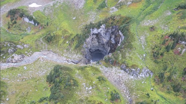 Penampakan gua raksasa di Kanada seluas lapangan bola. (Foto: Catherine Hickson via Canadian Geographic/YouTube)