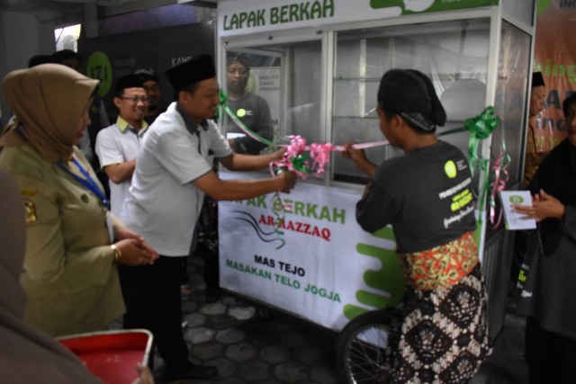IZI Berikan Bantuan Gerobak dan Modal Usaha kepada Para Pedagang di Yogyakarta
