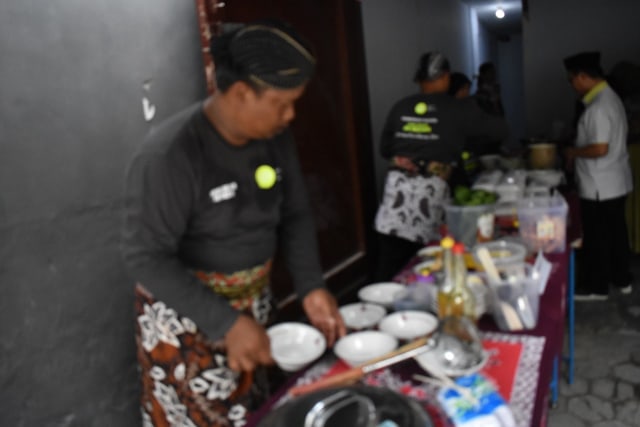 IZI Berikan Bantuan Gerobak dan Modal Usaha kepada Para Pedagang di Yogyakarta (1)