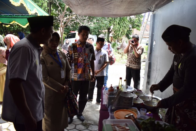 IZI Berikan Bantuan Gerobak dan Modal Usaha kepada Para Pedagang di Yogyakarta (2)