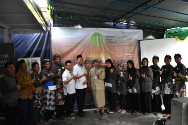 IZI Berikan Bantuan Gerobak dan Modal Usaha kepada Para Pedagang di Yogyakarta (3)