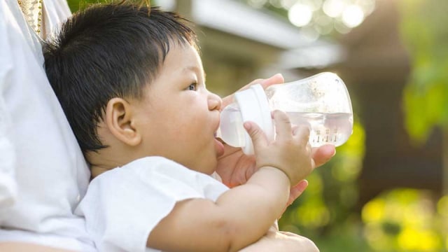 Benarkah Air Putih Tidak Dianjurkan untuk Bayi?