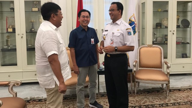 Gubernur DKI Jakarta Anies Baswedan (kanan) bersama Dirut PPK GBK Winarto (tengah) dan Dirut Persija Jakarta Gede Widiade (kiri). (Foto: Dok. Istimewa)