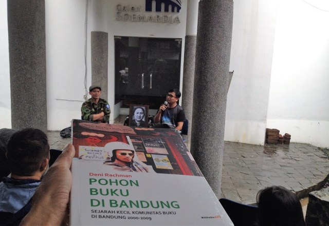 Pohon Buku di Bandung, Ada yang Tumbang Ada Juga yang Bertahan 