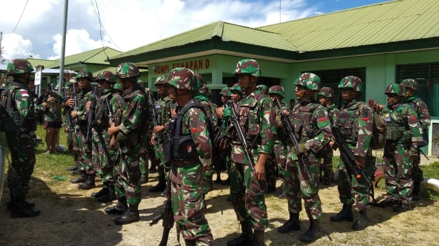 Anggota TNI bersiap melakukan proses evakuasi pekerja Istaka Karya dari KKB Papua. (Foto: Dok. Pendam Cenderawasih)