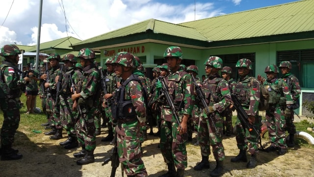 Anggota TNI bersiap melakukan proses evakuasi pekerja Istaka Karya dari KKB Papua. (Foto: Dok. Pendam Cenderawasih)