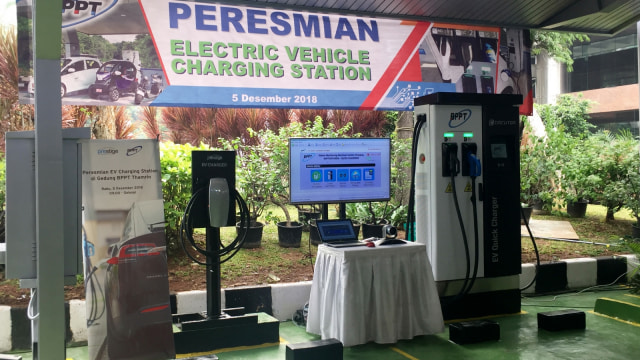 Peresmian stasiun pengisian listrik atau Electric Vehicle Charging Station (EVCS) di halaman BPPT, Jakarta Pusat, Rabu (5/12). (Foto: Nurul Nur Azizah/kumparan)