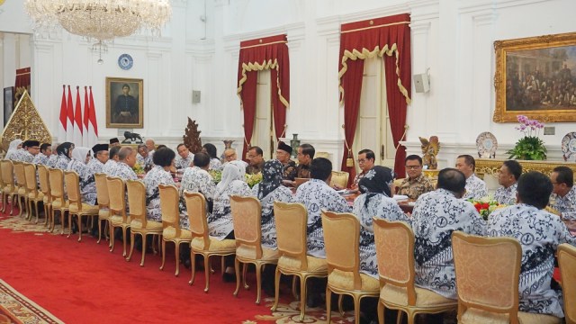 Presiden Joko Widodo terima pengurus PGRI di Istana Merdeka, Jakarta. (Foto: Yudhistira Amran Saleh/kumparan)