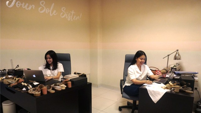 Putri dan Kara di kantor Pvra yang berlokasi di Cipete, Jakarta Selatan. (Foto: dok. Irfan Adi Saputra/kumparan)