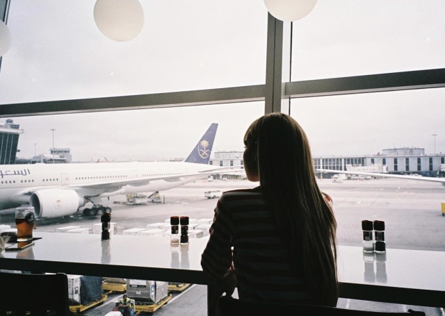 Lisa di bandara di New York. (Foto: Instagram @lalalalisa_m)