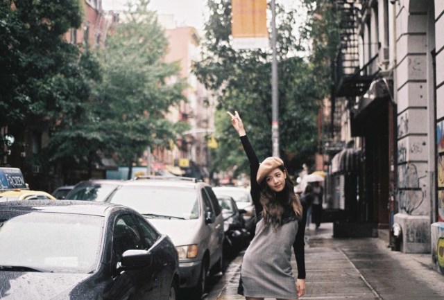 Gaya feminin Jisoo saat berada di Brooklyn, Amerika Serikat. (Foto: Instagram @sooyaaa__)