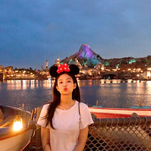 Jennie saat berada di Tokyo DisneySea. (Foto: Instagram @jennyrubyjane)