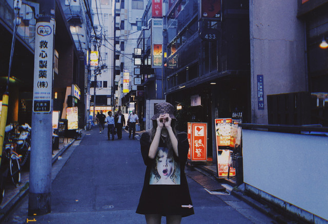 Gaya santai Lisa di sudut kota di Jepang. (Foto: Instagram @lalalalisa_m)