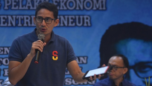 Calon Wakil Presiden nomor urut 02 Sandiaga Salahuddin Uno saat Dialog di Surabaya, Jawa Timur, Selasa (4/12).  (Foto: ANTARA FOTO/M Risyal Hidayat)