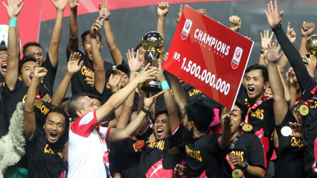 Sejumlah pemain PSS Sleman melakukan selebrasi kemenangan setelah mengalahkan Semen Padang pada laga final Liga 2 2018 di Stadion Pakansari, Bogor, Jawa Barat (Foto: ANTARA FOTO/Yulius Satria Wijay)