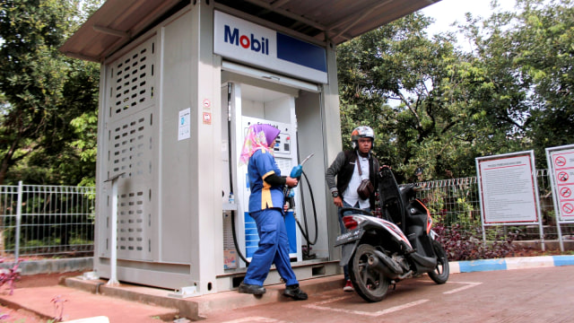 Pembeli tengah mengisi bensin di SPBU mini ExxonMobil, Dangdeur, Purwakarta. (Foto: kumparan)