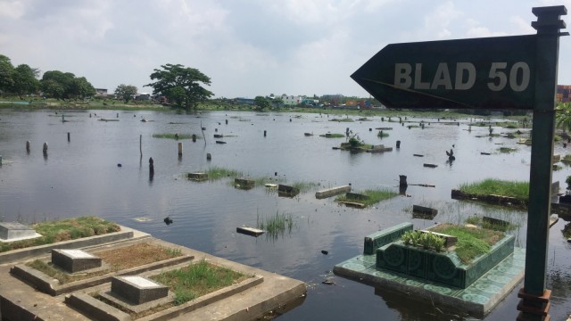Tempat Pemakaman Umum (TPU) Semper, Cilincing, Jakarta Utara terendam banjir.  (Foto:  Fachrul irwinsyah/kumparan)