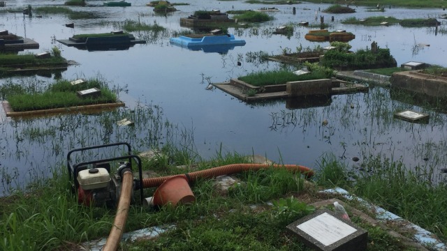 Tempat Pemakaman Umum (TPU) Semper, Cilincing, Jakarta Utara terendam banjir.  (Foto:  Fachrul irwinsyah/kumparan)