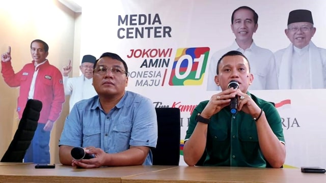 Wakil Ketua Tim Kampanye Nasional Jokowi-Ma'ruf Amin Abdul Kadir Karding (kanan) bersama Koordinator Media Cemara Monang Sinaga. (Foto: Rafyq Alkandy/kumparan)