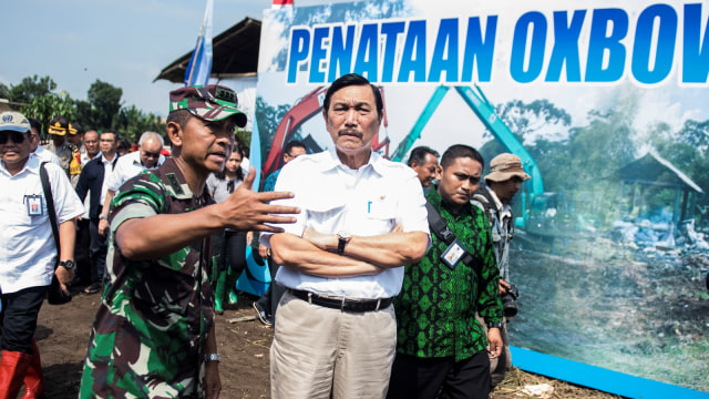 Menteri Koordinator Kemaritiman Luhut Binsar Pandjaitan (kedua kanan) mendengarkan penjelasan Komandan Satgas Citarum Harum Sektor 8 Kolonel Czi Aby Ismawan. (Foto: ANTARA FOTO/M Agung Rajasa)