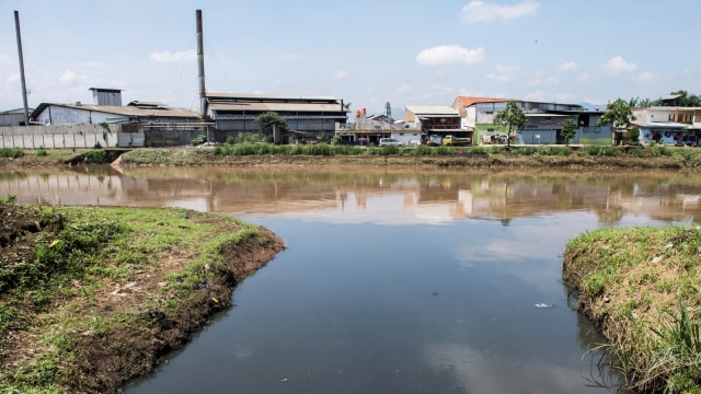Perbedaan warna air sungai yang menghitam dari oxbow Cicukang mengalir di aliran sungai Citarum, di Kecamatan Margaasih, Kabupaten Bandung, Jawa Barat, Rabu (5/12/2018).  (Foto: ANTARA FOTO/M Agung Rajasa)