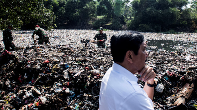 Prajurit TNI mengangkat sampah di bantaran sungai Citarum lama (oxbow Cicukang) di Kecamatan Margaasih, Kabupaten Bandung, Jawa Barat, Rabu (5/12/2018). (Foto: ANTARA FOTO/M Agung Rajasa)