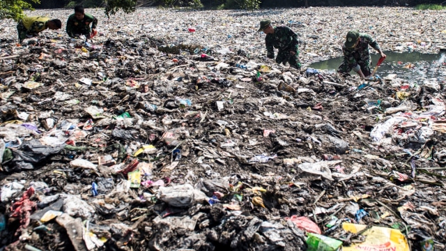 Prajurit TNI membersihkan bantaran sungai dari sampah di oxbow Cicukang di Kecamatan Margaasih, Kabupaten Bandung, Jawa Barat, Rabu (5/12/2018). (Foto: ANTARA FOTO/M Agung Rajasa)
