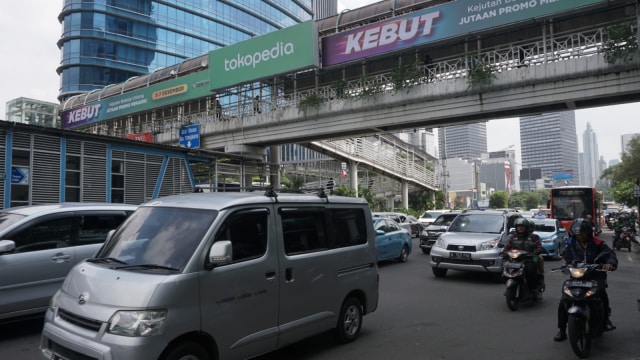 Sejumlah kendaraan yang memadati jalan di bawah Jembatan Penyebrangan Orang (JPO) di Kawasan Tosari, Jakarta.  (Foto: Fanny Kusumawardhani/kumparan)
