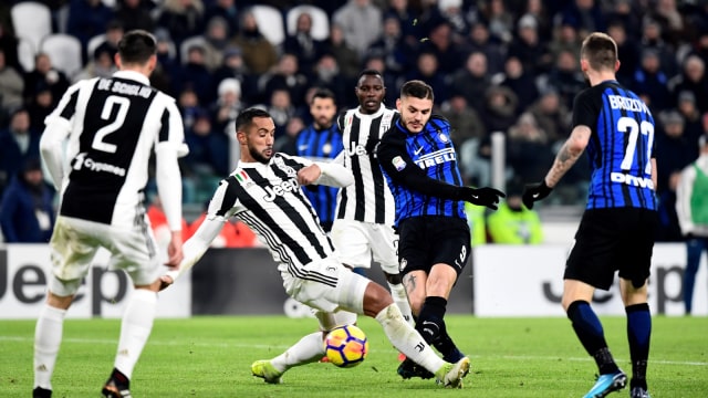 Kapten Inter Milan, Mauro Icardi, melepaskan tembakan saat timnya menghadapi Juventus. (Foto: Miguel Medina/AFP)