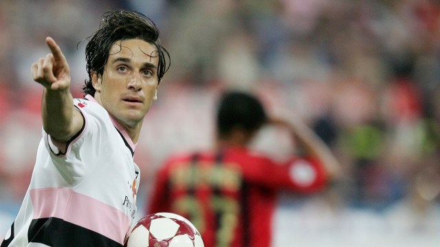 Luca Toni merayakan gol untuk Palermo pada 2005. (Foto: AFP/Paco Serinelli)