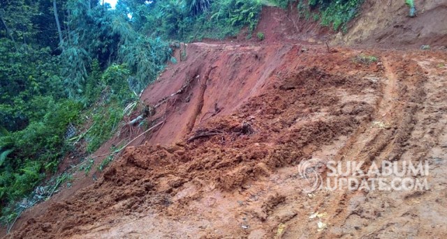 Akses Jalan Desa di Sukabumi Sempat Tertutup Akibat Longsor