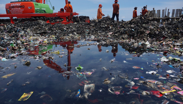 Petugas dinas Pemprov DKI Jakarta saat membersihkan sampah teluk Jakarta. (Foto: Jamal Ramadhan/kumparan)