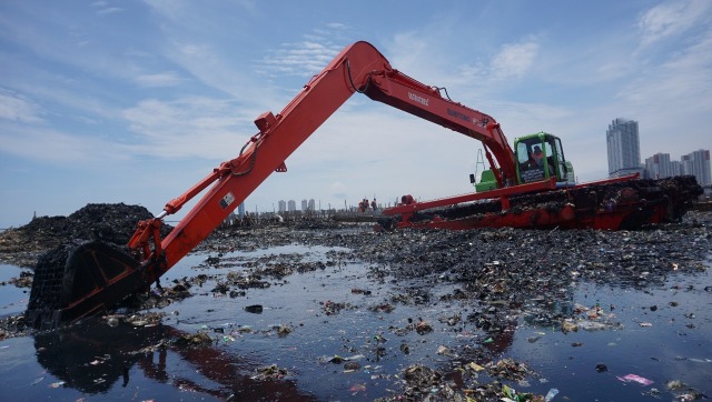 Pembersihan sampah di teluk Jakarta. (Foto: Jamal Ramadhan/kumparan)