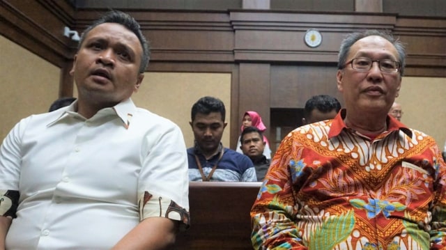 Irvanto Hendra Pambudi (kiri) dan Made Oka Masagung (kanan) saat akan menjalani sidang vonis di Pengadilan Tindak Pidana Korupsi, Jakarta, Rabu (5/12/2018). (Foto: Jamal Ramadhan/kumaran)