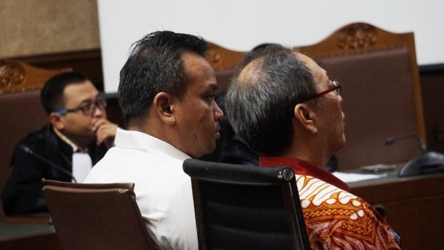 Made Oka Masagung (kanan) dan Irvanto Hendra Pambudi (kiri) saat sidang putusan di Pengadilan Tindak Pidana Korupsi, Jakarta, Rabu (5/12/2018). (Foto: Jamal Ramadhan/kumparan)