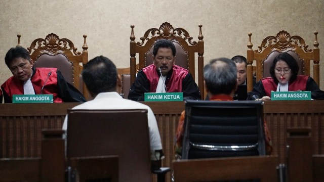 Made Oka Masagung (kanan) dan Irvanto Hendra Pambudi (kiri) saat sidang putusan di Pengadilan Tindak Pidana Korupsi, Jakarta, Rabu (5/12/2018). (Foto: Jamal Ramadhan/kumparan)