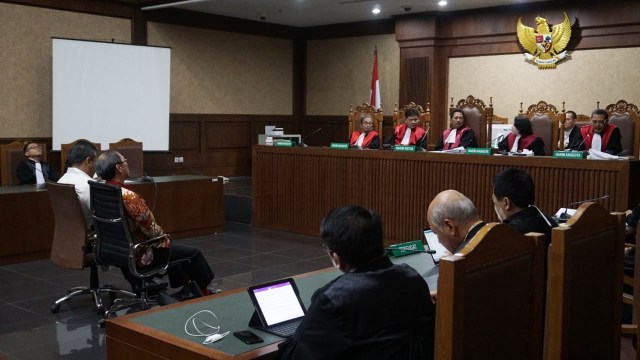 Made Oka Masagung  dan Irvanto Hendra Pambudi  saat sidang putusan di Pengadilan Tindak Pidana Korupsi, Jakarta, Rabu (5/12/2018). (Foto: Jamal Ramadhan/kumparan)