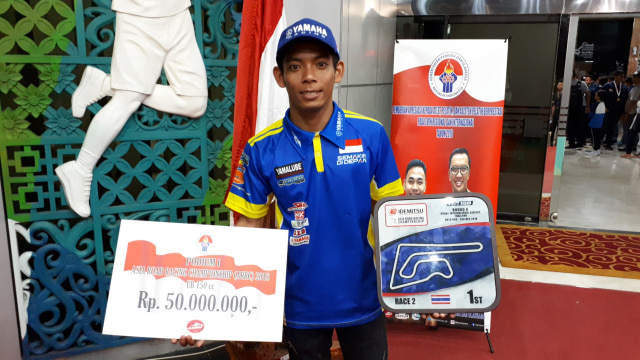 Gupita Kresna, pebalap utama Yamalube SND Factory, terima bonus dari pemerintah usai menang di ARRC Race 2 seri Thailand Kelas UB150. (Foto: Karina Nur Shabrina/kumparan)